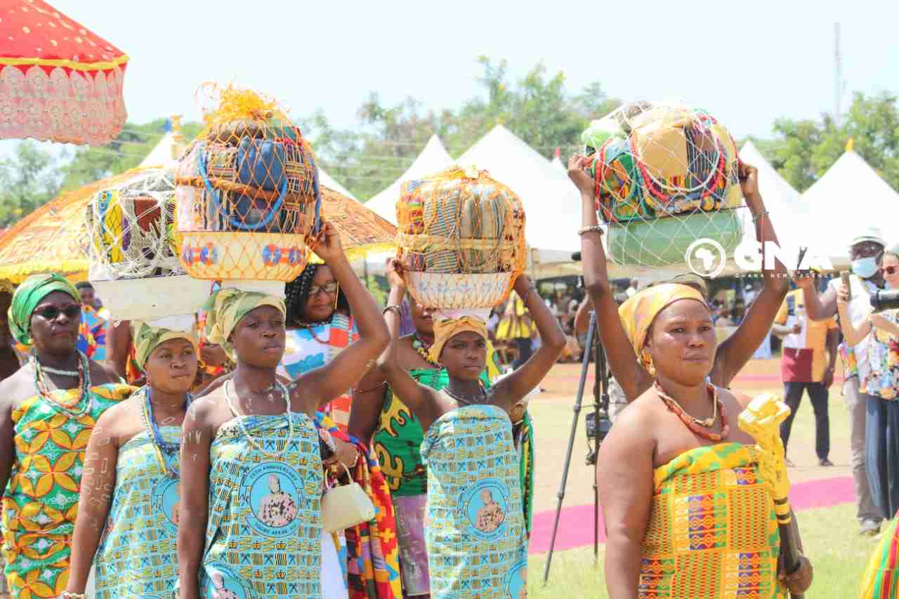 Women carrying clothes and beads during the Hogbetsotso celebrations